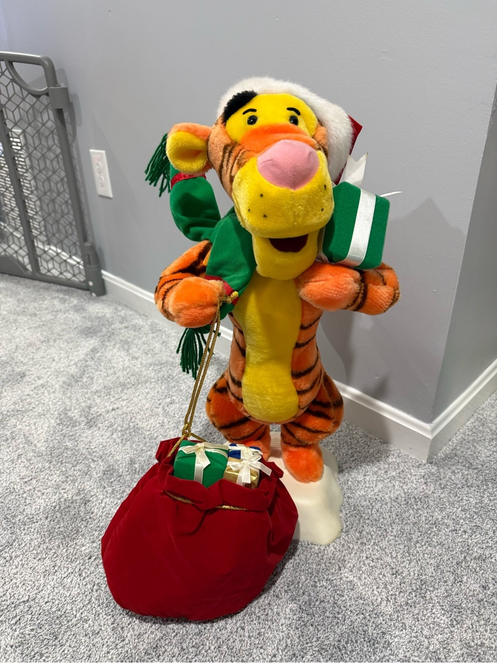 VTG Xmas Disney Store/ Telco97”Pooh's Season of Song Animated Talking Tigger 23"